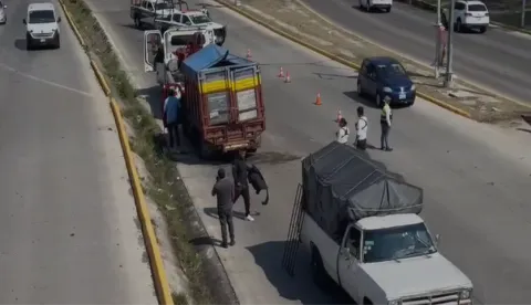 Vuelca camioneta que transportaba frutas y verduras en el bulevar del Niño Poblano.