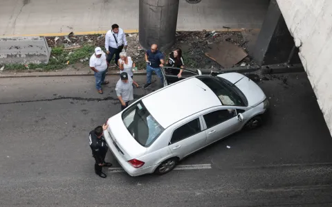 Se registra accidente en el Distribuidor Juárez-Serdán en Puebla.