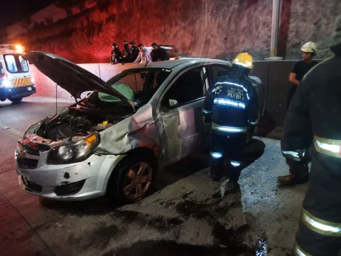 Tras accidente en el Periférico Ecológico, vehículo derrama gasolina y aceite.
