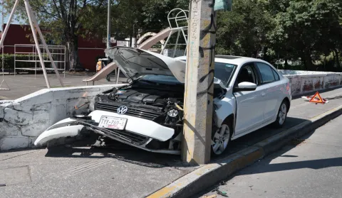 Vehículo queda prensado en la 11 Sur en la ciudad de Puebla.