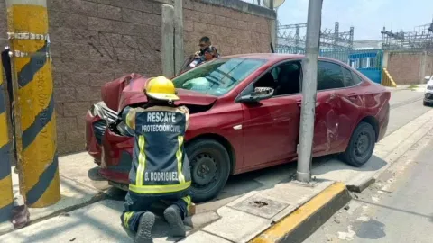 Auto termina en la banqueta a la altura de la Central de Abasto de Puebla.