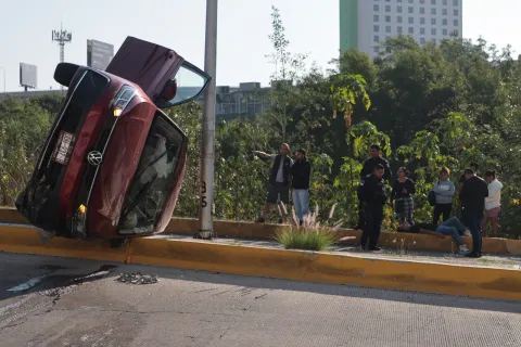 Un conductor lesionado tras volcar detrás del CIS en Puebla.