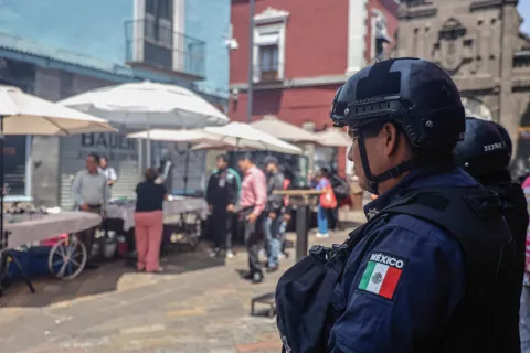 Aplican Operativo contra ambulantes en la Calle de los Dulces en Puebla.