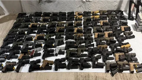 En Chiapas, aseguran un arsenal y más de media tonelada de cocaína.