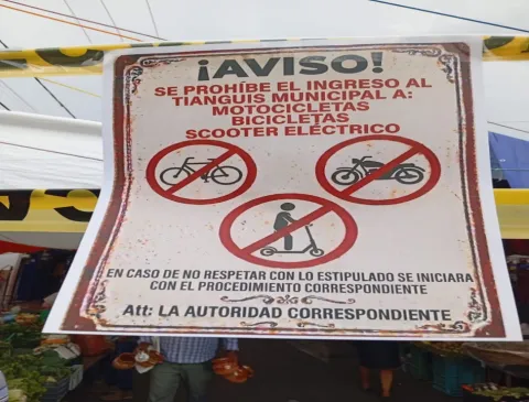 Confusión y polémica en tianguis de Atlixco por carteles que prohíben motocicletas y bicicletas.