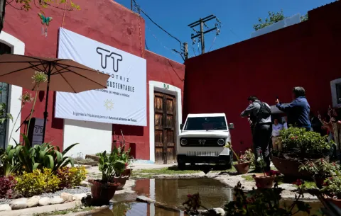 Presentan en Tlaxcala el TT01, primer automóvil sustentable hecho en la entidad.