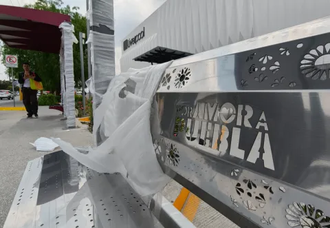 Nuevos paraderos de autobús son instalados en Calzada Ignacio Zaragoza.