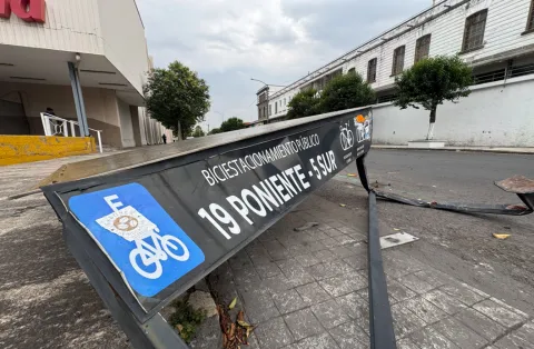 Derriban biciestacionamiento en la 19 Poniente en la ciudad de Puebla.