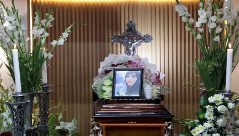 Familiares y amigos velan cuerpo de Blanca Adriana Vázquez en Huauchinango.