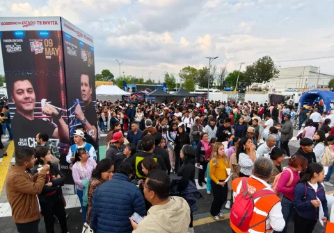 Cientos de aficionados al box esperan la pelea de Chávez y El Travieso.