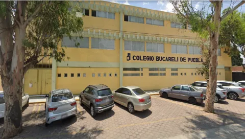 Escuela Bucareli Puebla desaloja a una alumna por adeudos de colegiaturas.