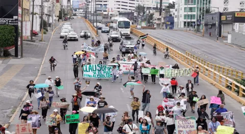 Ambientalistas marchas en contra del Cablebús en Puebla.