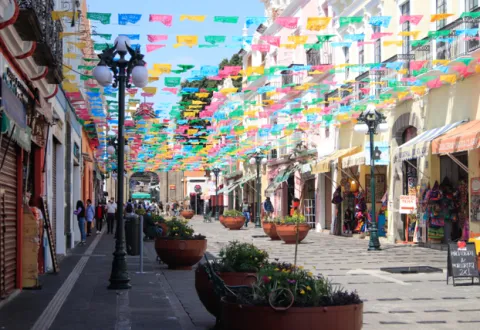 Ayuntamiento de Puebla presenta decálogo para preservar Calle de los Dulces.