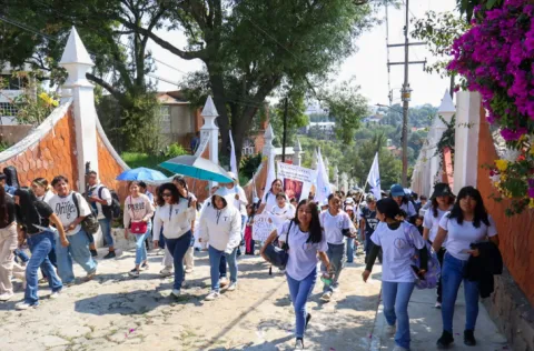 Jóvenes peregrinan del Pocito a la Basílica en honor a la Virgen de Ocotlán.