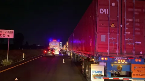 Ya van más de 24 horas que está bloqueada la Carretera 57 de Querétaro.