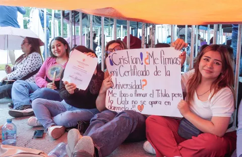 Poblanas esperan en la fila para el concierto de Cristian Castro en la Feria.