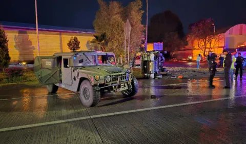 Accidente en el Periférico involucra a patrulla de movilidad vial y Hummer del Ejército.
