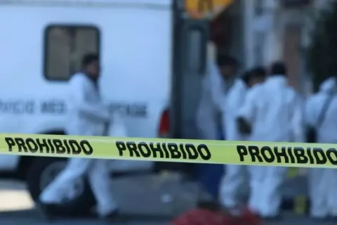 Atacan a balazos a trailero en Puebla y le quitan la vida.