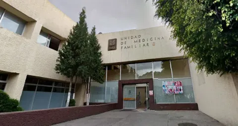 Graban a trabajadores de la Clínica 6 del IMSS en Puebla en plena movida.