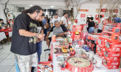 Realizan en Puebla reunión de coleccionistas de Coca-Cola.