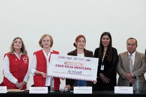 Convenciones y Parques de Puebla dona 34 mil pesos a Cruz Roja Mexicana.