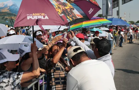 Como en vendimia, reparten y venden de todo en el Desfile del 5 de Mayo.
