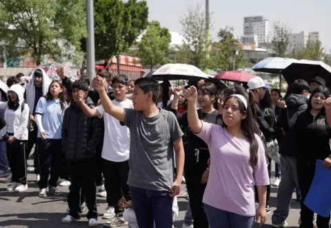 Estudiantes de la FNERRR se manifestaron sobre la Vía Atlixcáyotl.