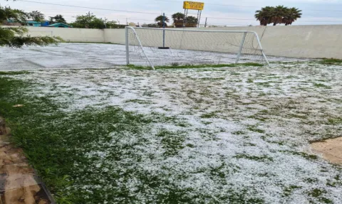 Granizo pinta de blanco calles en Misiones de San Francisco, en Coronango.