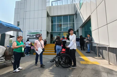 Por temblor activan protocolos de seguridad en hospitales poblanos.
