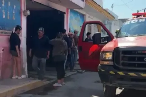 Habitantes de Izúcar controlan incendio en establecimiento de mariachis.