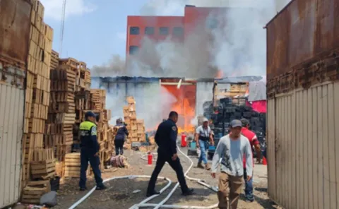 Se registra un incendio en bodega de cartón en Iztapalapa.