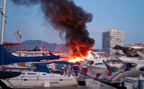 Marina controla incendio de embarcación en Puerto Vallarta.
