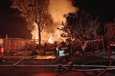 PC del estado de Puebla atiende dos incendios en la ciudad.