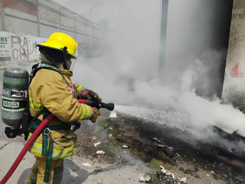 Quema de basura y neumáticos causa temor en la colonia Tepeyac, en Puebla.