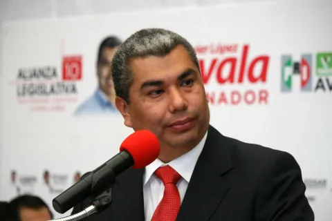 Juez ratifica condena de seis años contra Javier López Zavala por violencia familiar.