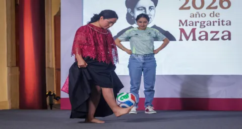 Destaca joven veracruzana como ganadora del boleto al Mundial, entregado por Claudia Sheinbaum.