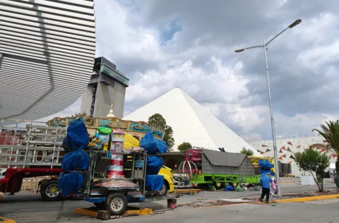 Adiós a los juegos mecánicos y estructuras de la Feria de Puebla.