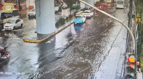 Debido a la lluvia, colapsan varias vialidades en la CDMX.