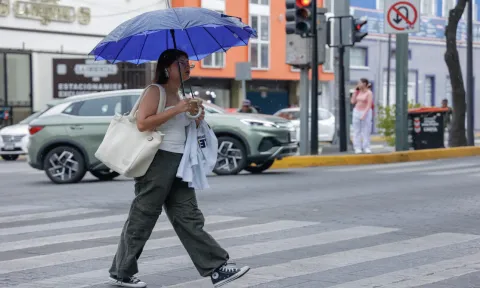 Llega una ligera lluvia para refrescar la capital poblana.