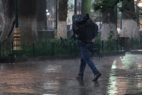 Alertan por lluvia y granizo para este lunes en la CDMX.