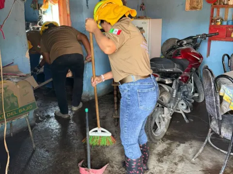 Gobierno del Estado de Puebla entrega apoyo a familias afectadas por la lluvia.