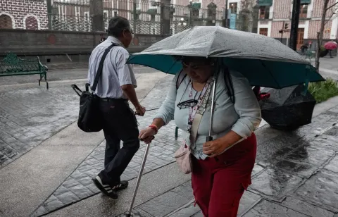 Lluvia sorprende a poblanos tras un día de altas temperaturas.