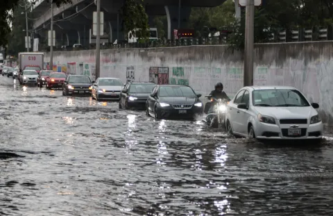 Así quedó inundada las laterales de la autopista México-Puebla.