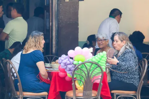Restaurantes tlaxcaltecas registran alta afluencia por el Día de las Madres.