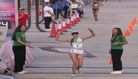 La marchista mexicana, Alegna González, en todo lo alto en La Coruña.