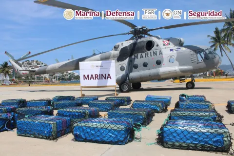 Marina asegura embarcación con 26 bultos de cocaína frente a costas de Guerrero.