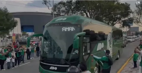 Así arribó la Selección de México y Ghana al estadio Cuauhtémoc.