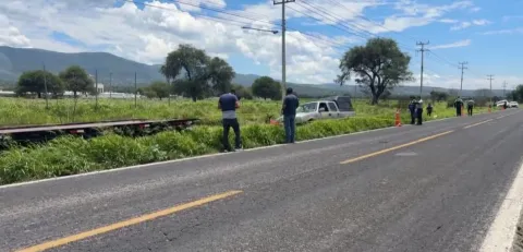 Motociclista pierde la vida tras choque contra camioneta en la federal Tehuacán-Puebla.