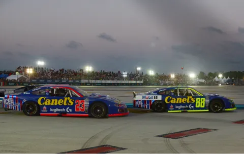 Se mantiene García Jr. de líder en la NASCAR México.