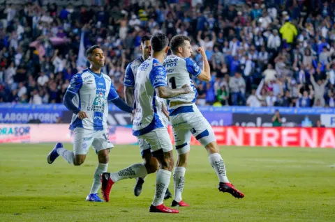 Pachuca obtiene mínima ventaja sobre Pumas.